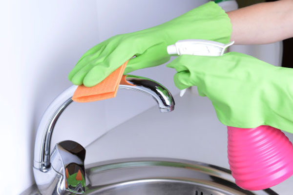 Cleaning-kitchen-faucets-1